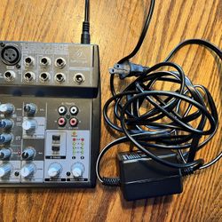 Behringer XENYX502 5 Input 2 Bus Mic Preamp Mixer Bundle