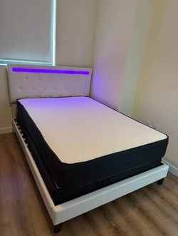 Se vende estructura de cama tamaño matrimonial con colchón y cabecero.