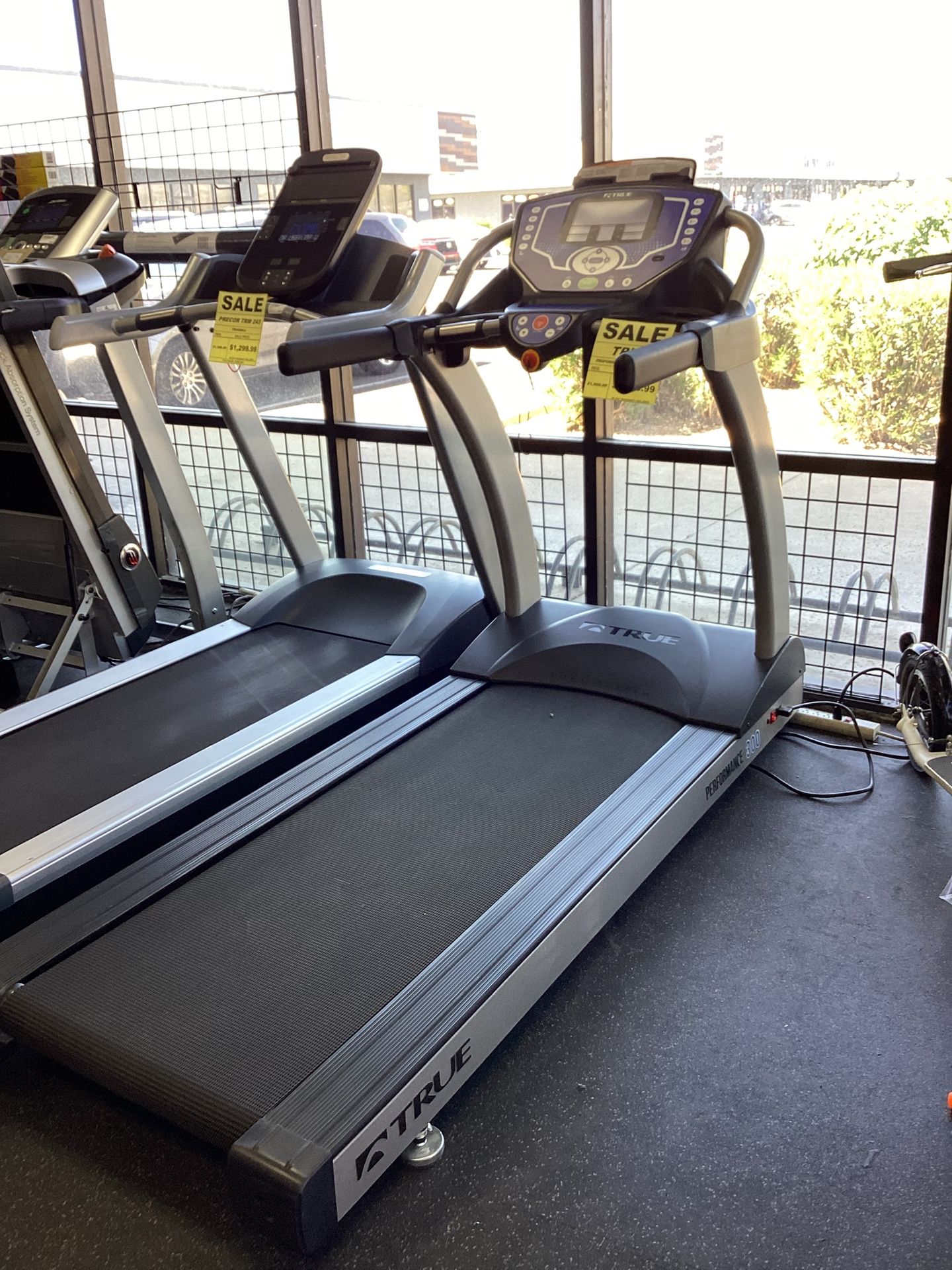 True Performance 300 Commercial Grade Treadmill Orthopedic Belt And Includes Warranty