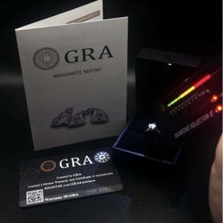 VVS1 Moissanite Engagement Ring