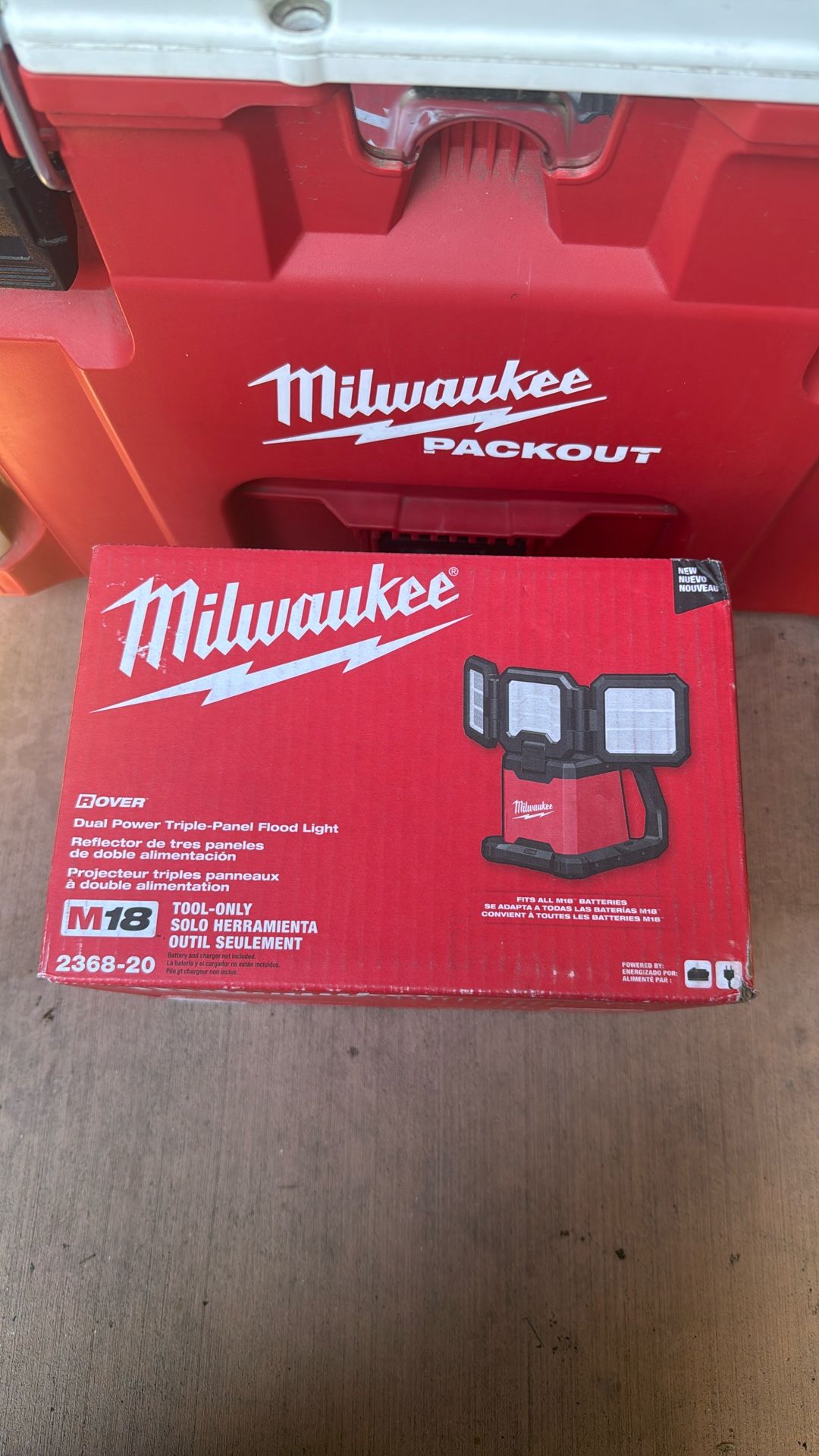 Milwaukee M18 Dual Power Triple -panel Flood Light (NEW)