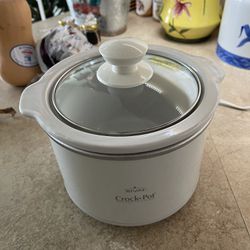 Small 1.5 Qt Crock Pot by Rival- Looks New