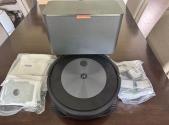 Roomba iRobot J7+ with extras