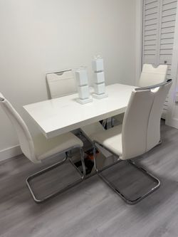Table with 4 chairs