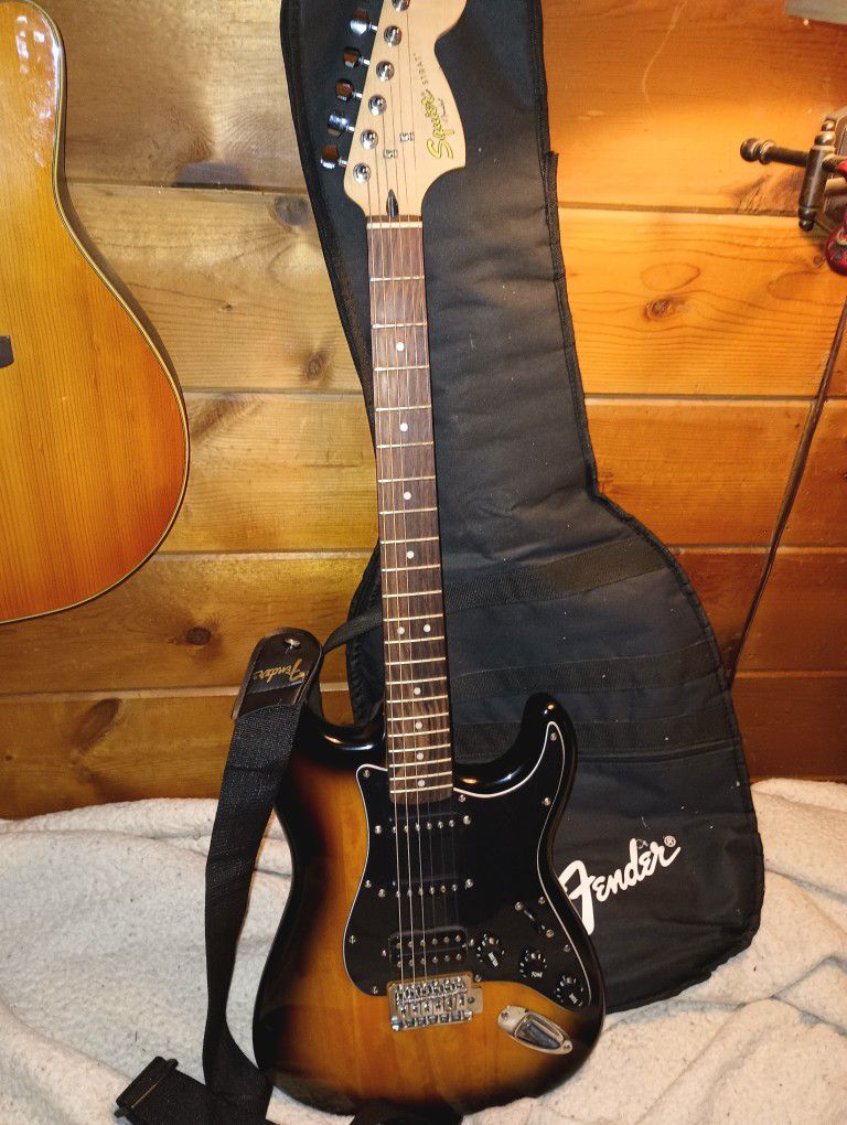 Fender Squire Strat with Soft Shell and Strap