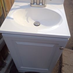 Selling 19 in. Single Sink White Bath Vanity with White Cultured Marble Top (Assembled)
by

Glacier Bay