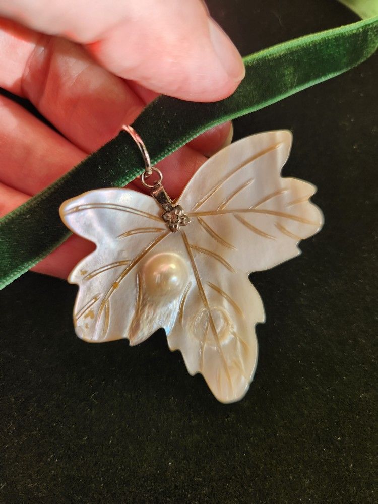 Mother-of-pearl Leaf Pendant Velvet Choker