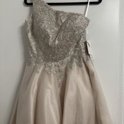 Selling This Weeding Dress Never Used 