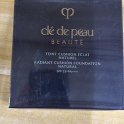 Clé de Peau Beauté Radiant Cushion Foundation Natural SPF25 PA+++ 14g with Puff – Ochre 30