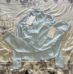 Lululemon define set in light blue colorway