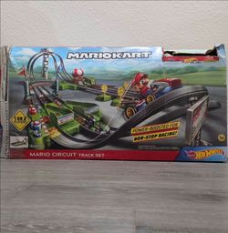 Hot Wheels Mario Kart Mario Circuit Track Set   10.26