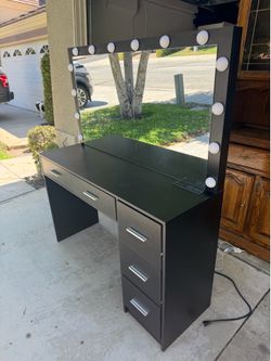 Makeup desk great condition
