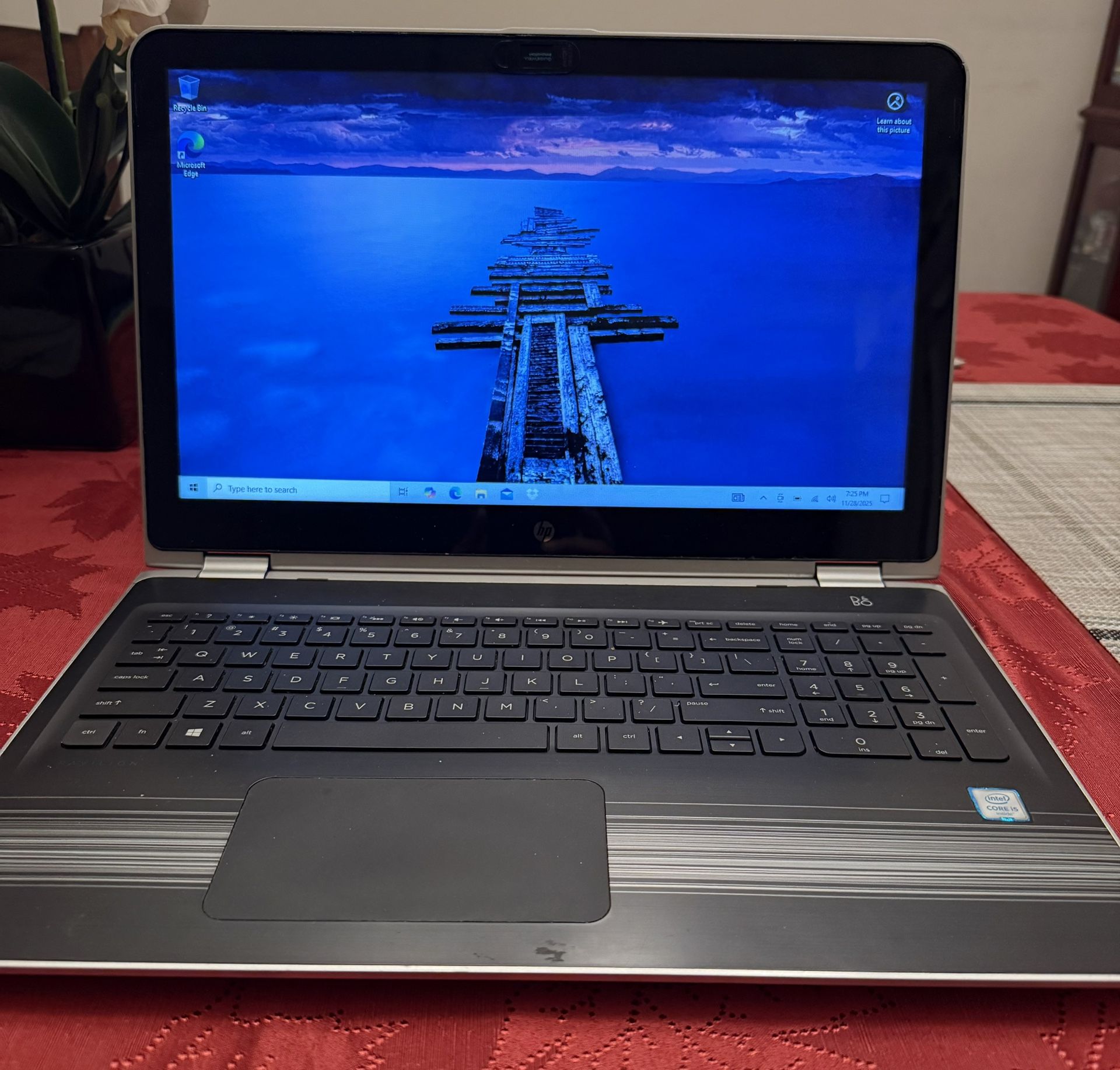 HP Pavilion x360 Laptop 8 GB RAM - 1 TB HDD - 15.6" touchscreen Intel Core i5 - 6200U