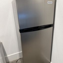 Frigidaire 7.5 Cuf Refrigerator