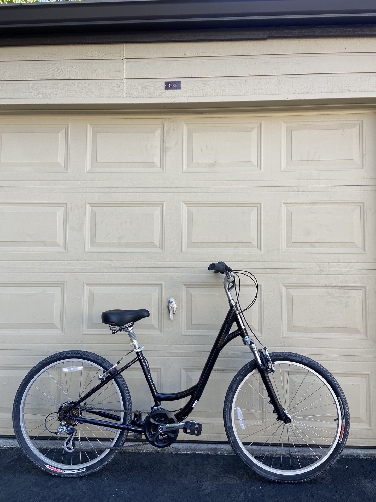 Medium SPECIALIZED Globe Carmel Aluminum Comfort Step-Thru Utility Womanβs Bike Bicycle ~5'6"-5'10"