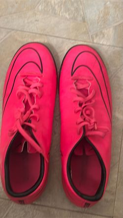 Soccer shoes