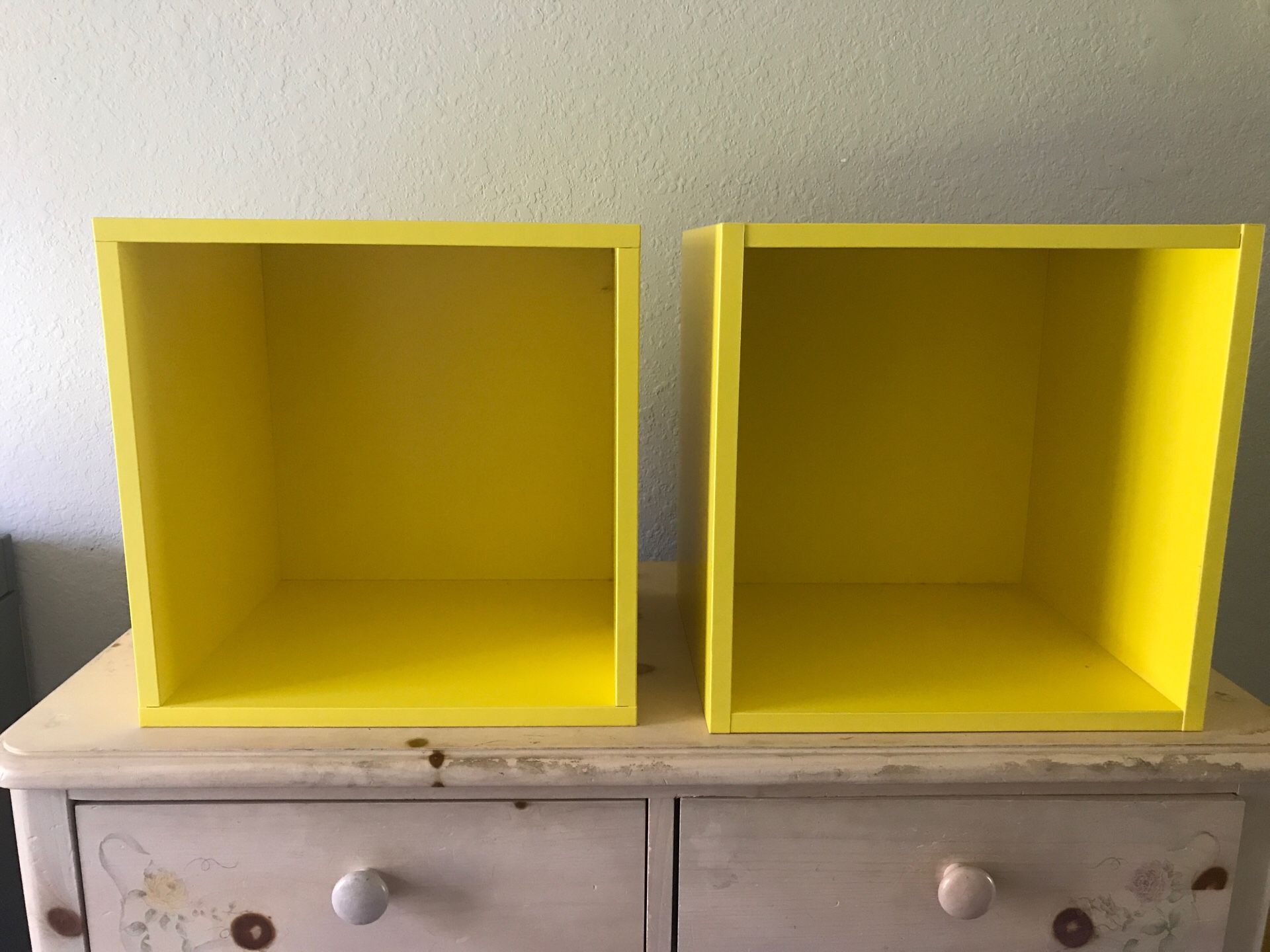 2 Cubed wall shelves