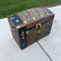 Dome top humpback steamer trunk 23”T 30”L 17.5”D with embossed patterned tin wooden slat framing