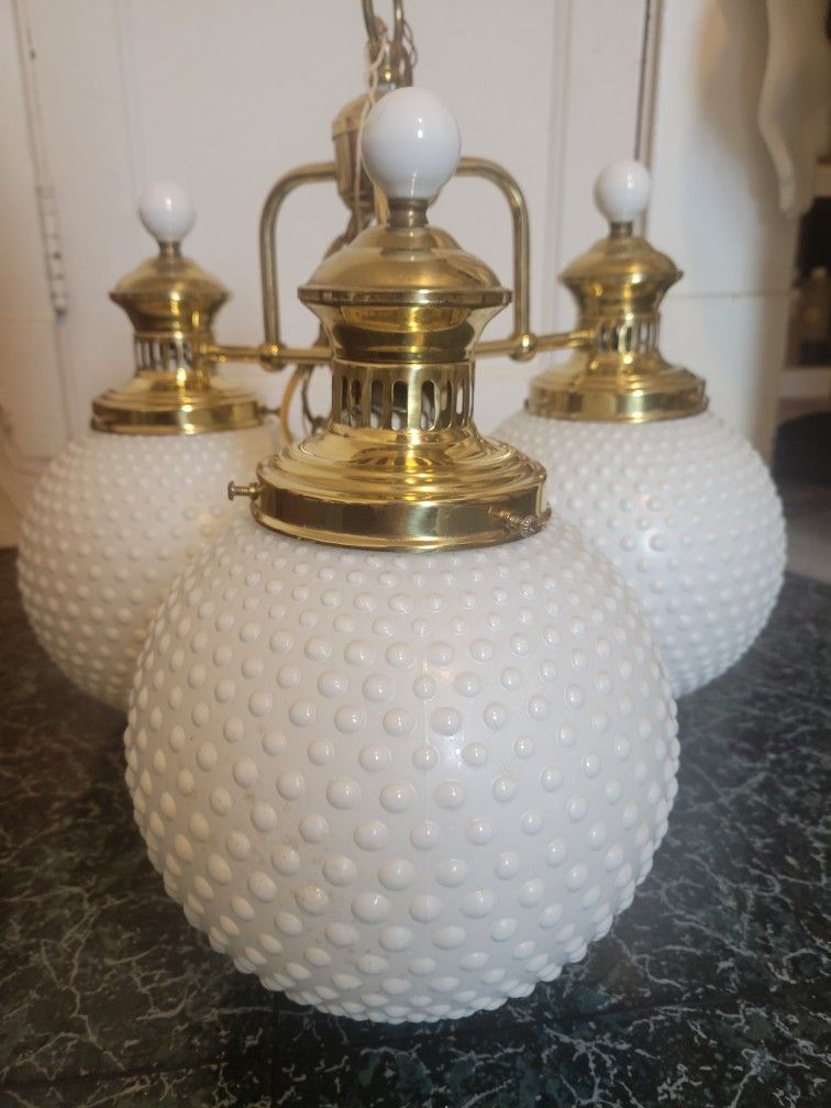 BEAUTIFUL Hobnail Chandlier (3 Arms)
