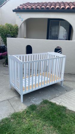 White Wooden Baby Crib great style  clean  foldable easy to storage and carried fits  true any doors good condition adjustable mattress position