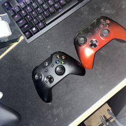 2 Xbox Wireless Controllers 
