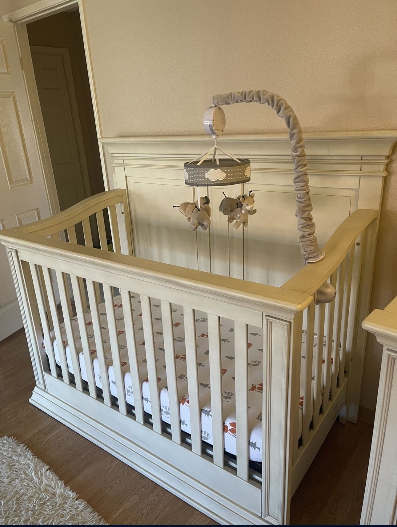 4 In 1 Convertible Baby Crib - Turns Into Bed When They Grow Up - Free Mattress - Read Description