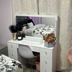 Vanity Desk With Mirror
