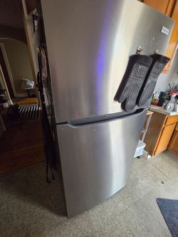 Frigidaire appliances (oven and fridge)