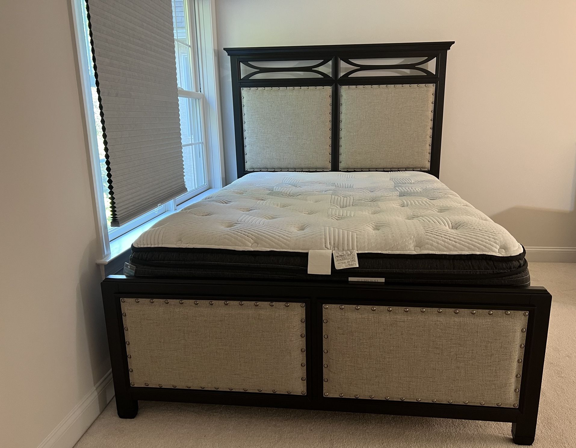 🛏️ Queen Bed Set – Like New Frame + Plush Mattress – $300 (Paoli)