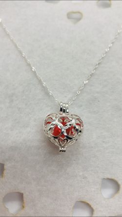 New Beautiful red real rice Pearl in A Silver Heart Pearl Cage Charm with 20 inch Sterling Silver Chain. Makes a beautiful Valentine’s Day presen