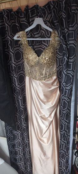 vestido de gala Talla S (con corset translúcido bordado en pedrería, mangas caídas con flecos de brillo y falda de satén color champaña/oro con abertu