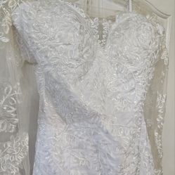 Beautiful Mermaid White Wedding Dress, Wedding Gown is sized 16. 