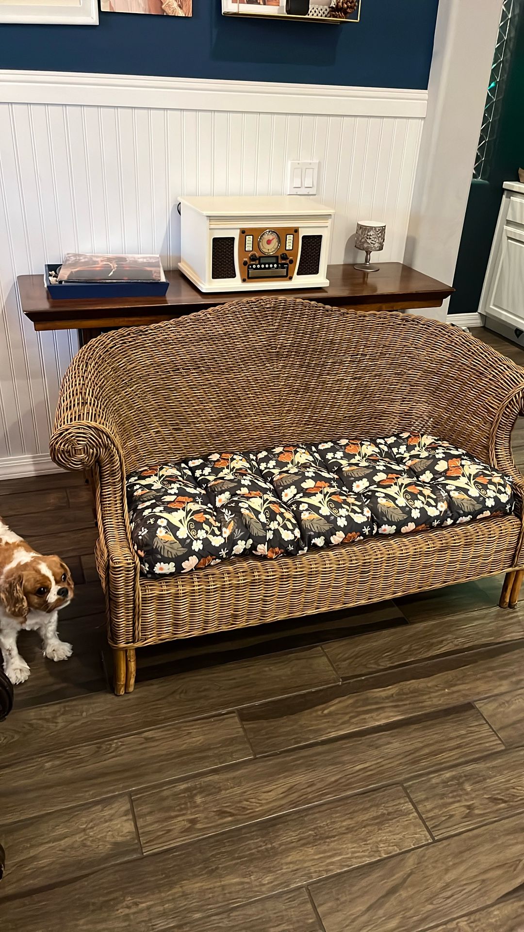 Elegant Wicker Loveseat – Timeless Charming, Exceptional Condition Indoor/ Outdoor