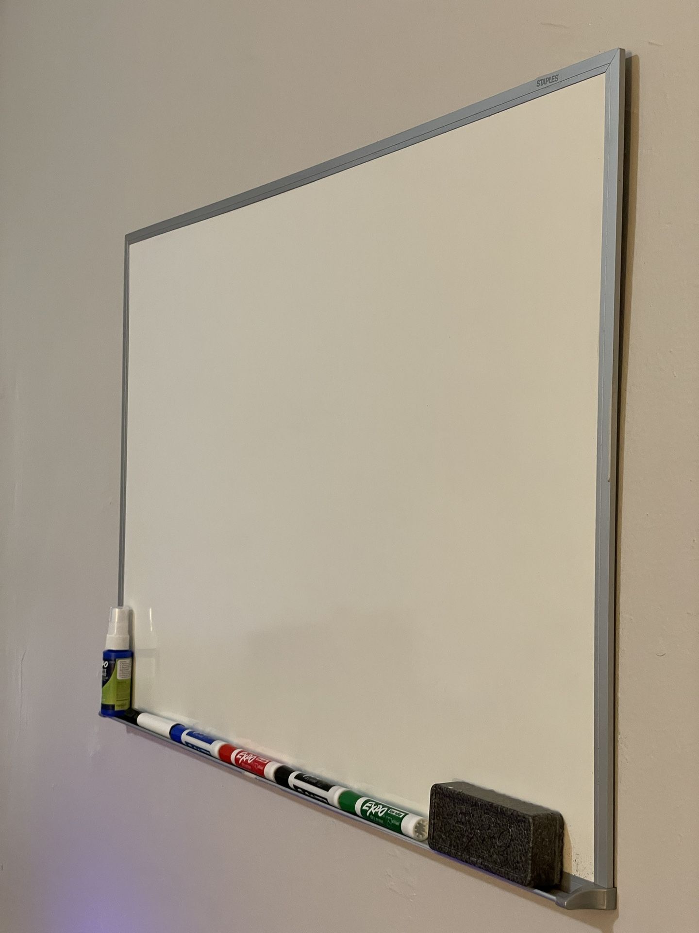 Staples | White Board | 5 x Markers | Eraser | Cleaning Solution | Move-out deal