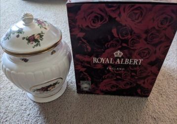 Royal Albert Old Country Roses Jar