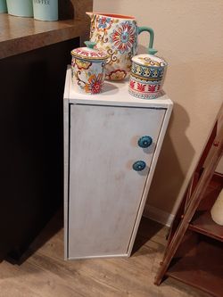 Cute cabinet w shelves