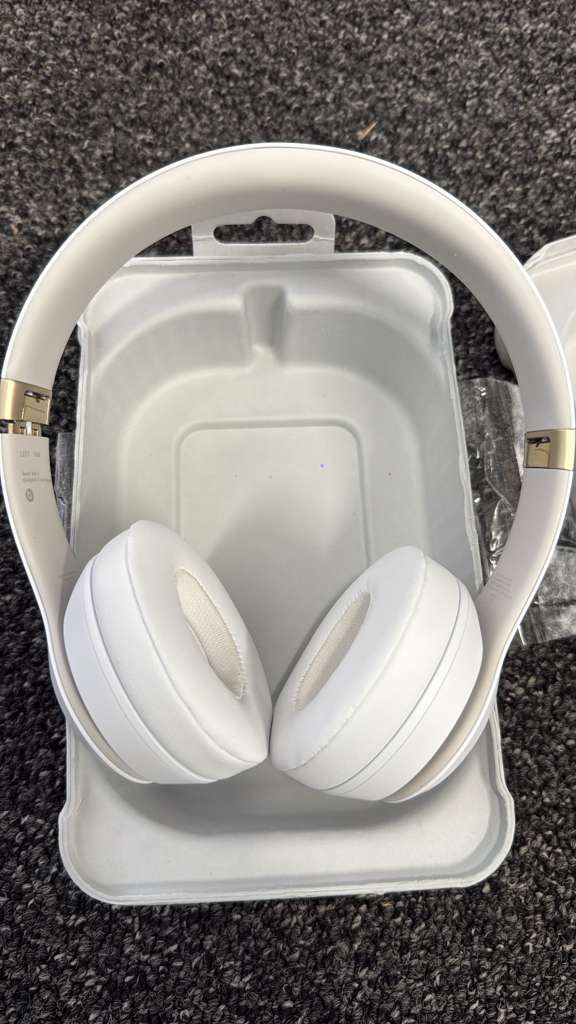 White Beats Solo 4 Bluetooth Wireless Headphones with Charger   New open box   
