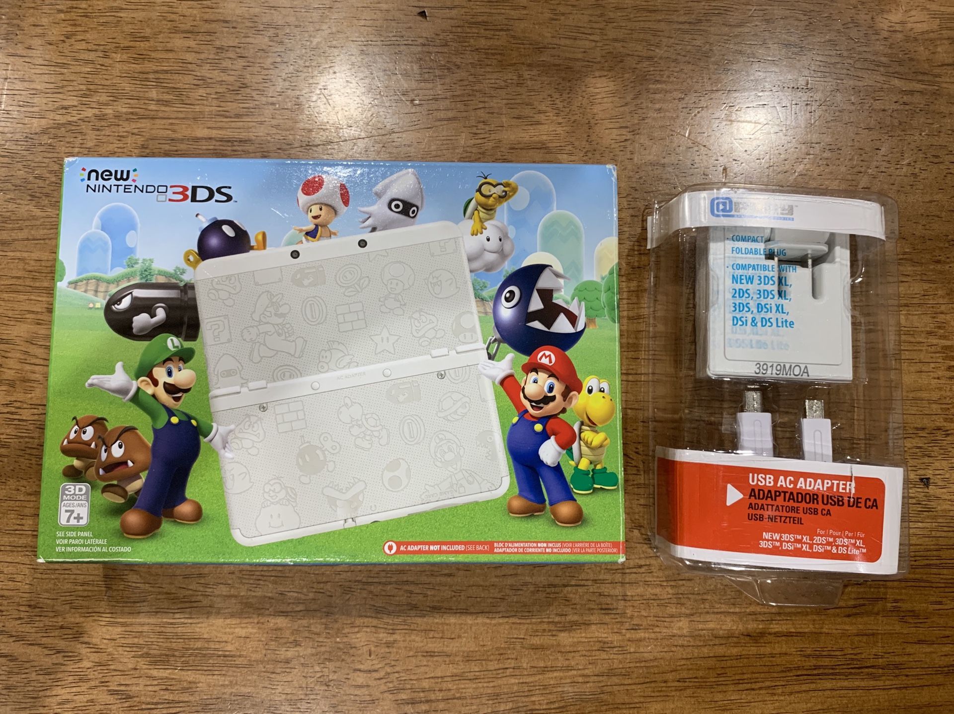 Nintendo 3DS Super Mario White Edition w/ Adapter and Box Like New