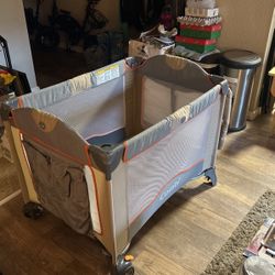 Combi: Playpen, Bassinet & Changing Table