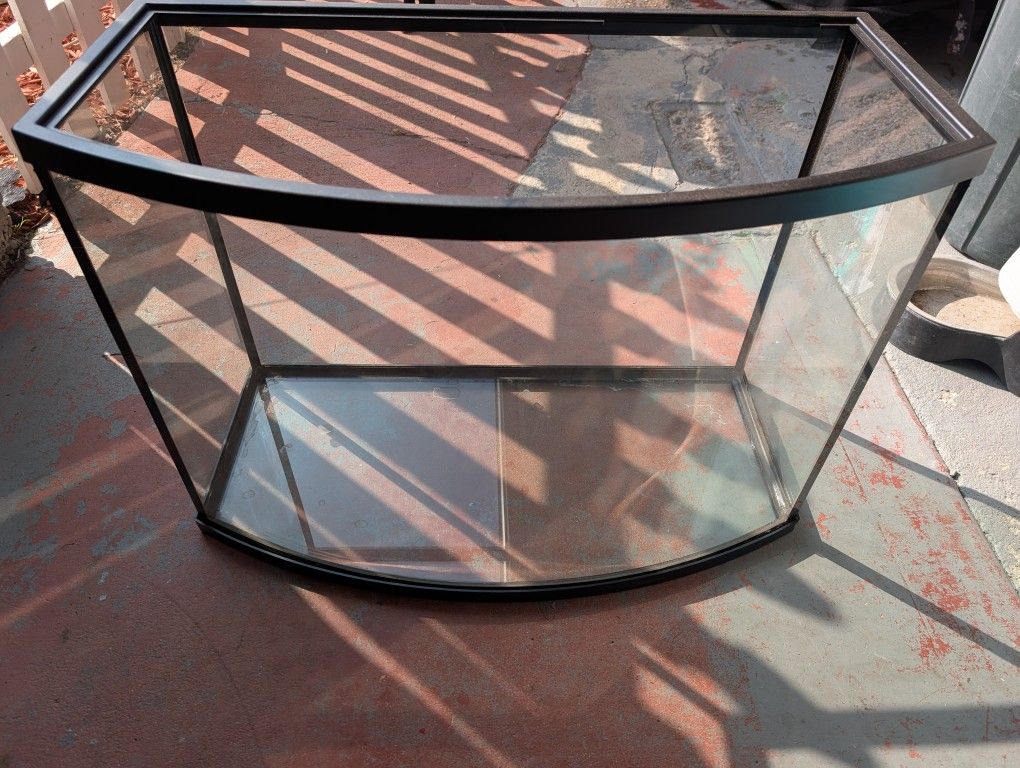45 Gallon Curved Front Aquarium / Fish Tank