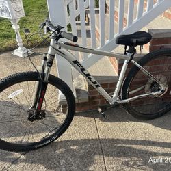 Get Ready for summer  Fuji Nevada 1.3 Mountain Bike - Large (19") $600   Selling my Fuji Nevada 1.3 mountain bike. It is a fantastic, reliable hardtai
