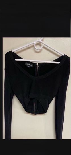 CA. CROPPED BLACK BEBE SIZE SMALL ZIPPER UP BACK.