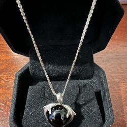 COLLAR DE STERLING CON GARRA DE DELFÍN Y PIEDRA NEGRA UNIXES 