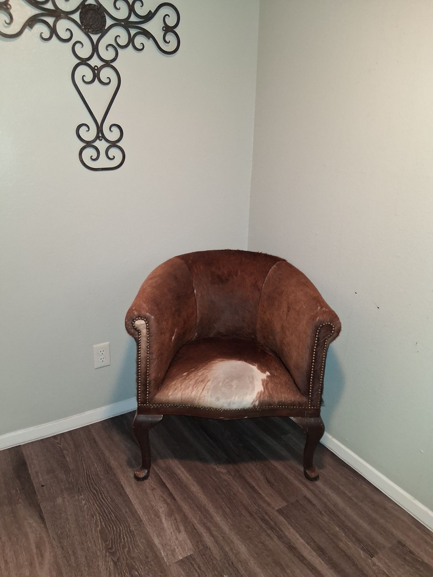 COWHIDE ACCENT CHAIR