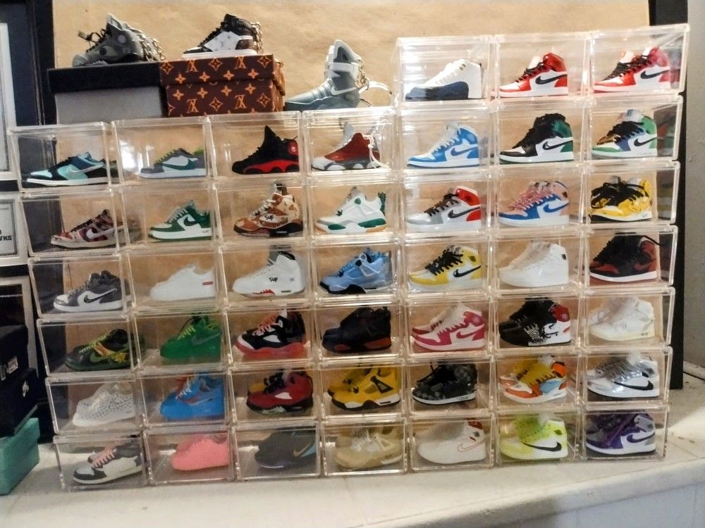 47 Mini Shoes With Plastic Cubes.