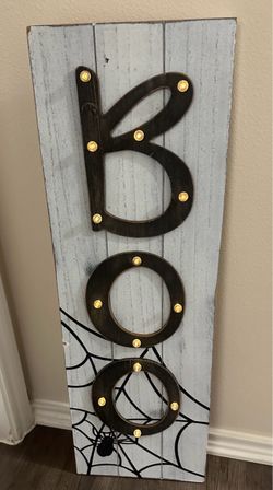 BOO Halloween Sign