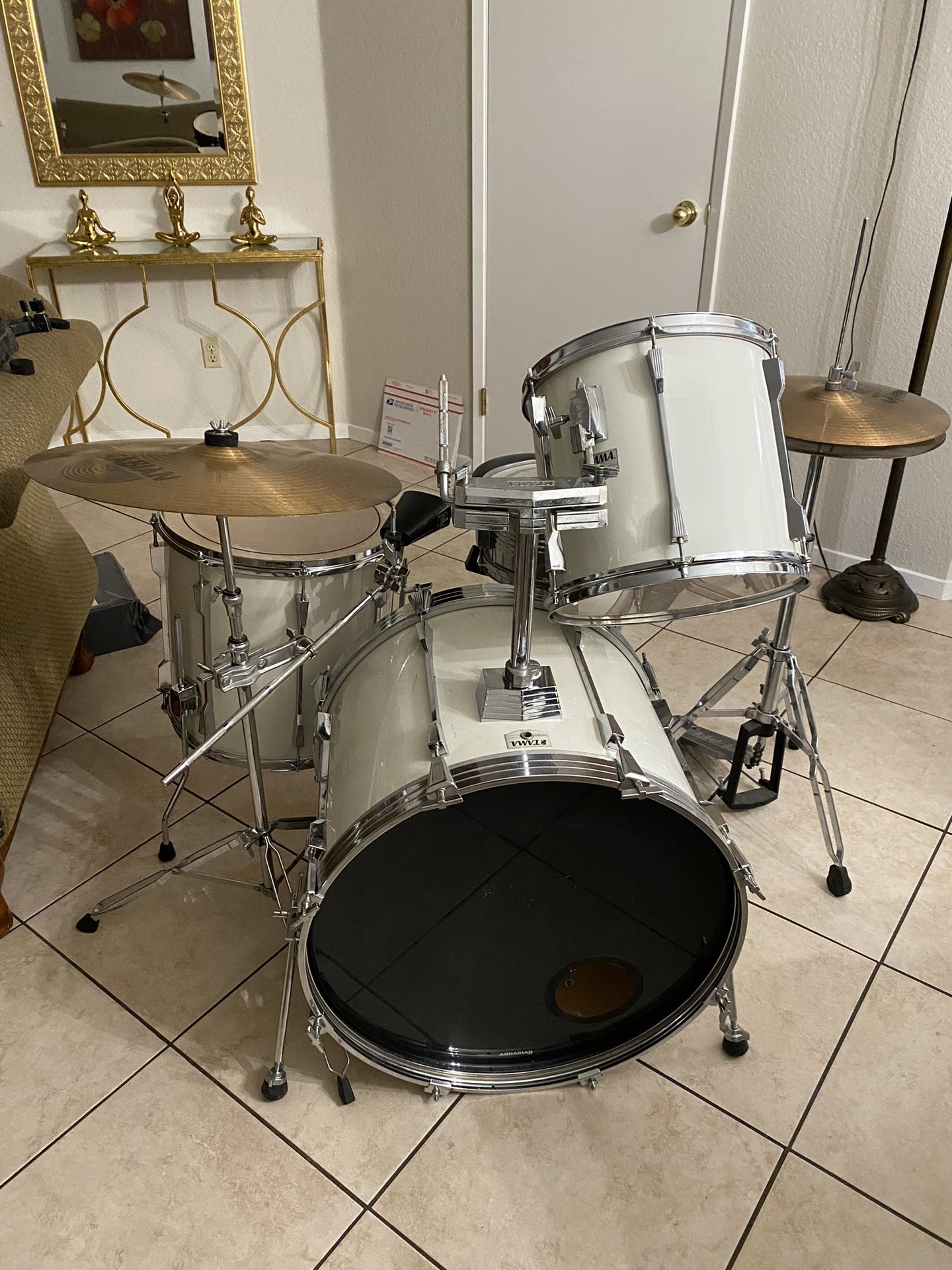 Full Tama Drum Set With Hardware And Cymbals 