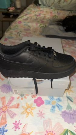 Brand New Black air forces. Kids size 6.5 women size 8 for women in the military and