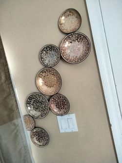 Dos adornos de pared $25 cada uno .