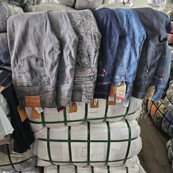 Levi's Nuevo para hombre a solo $13 disponible en paquetes de 60 pantalones, VISITENOS. 